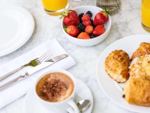 戛纳Mondrian Cannes的餐桌,早餐盘和一碗草莓