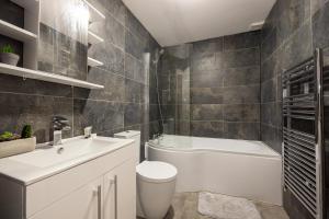 曼彻斯特Stunning 2 Bedroom Apartment in Chorlton的浴室配有白色卫生间和盥洗盆。