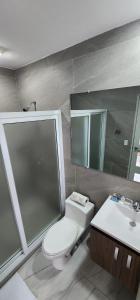 埃尔蒙特The Views Resort的一间带卫生间和水槽的浴室