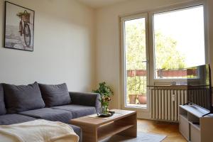 杜塞尔多夫*TOP Apartment* beliebte Lage* in Düsseldorf的带沙发和窗户的客厅