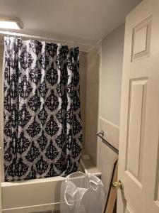 东哈特福德Comfortable home away from home的浴室设有黑色和白色的淋浴帘