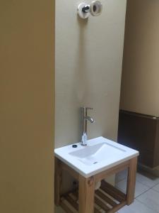 多洛雷斯镇Departamentos Centro的浴室里设有白色水槽和一卷卫生纸