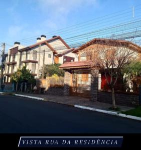 格拉玛多Casinha de Gramado的坐在街道边的房子