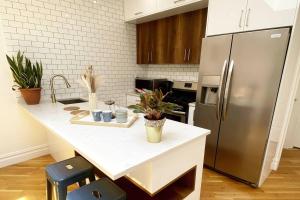 布鲁克林Cozy Bedroom - Shared Kitchen & Living room - Brooklyn Townhouse - 25min Manhattan的厨房配有冰箱和白色台面