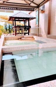 Shan-lin登雲villa的房屋内带凉亭的游泳池