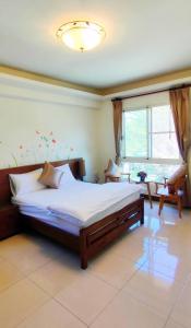 Shan-lin登雲villa的一间卧室设有一张大床和一个窗户。
