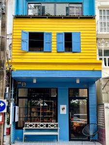 曼谷El biógrafo的城市街道上的一座黄色和蓝色建筑
