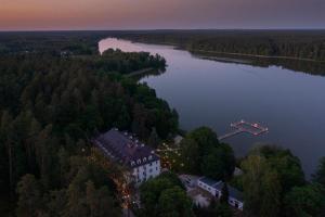 尼济察Ośrodek Gawra的享有湖岸上建筑物的空中景致