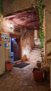 Misfāh阿尔密斯法温馨旅馆的一座古老的石头建筑,走廊上设有门