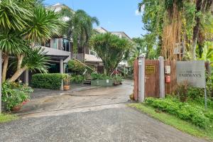 普吉镇4 bedrooms & bathroom for up to 12 guests 7kms to Patong beach at The Fairways golf villas的棕榈树屋前的大门