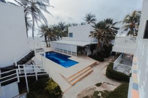 圣安德烈斯Hotel San Luis Beach House的享有带游泳池的房屋的空中景致