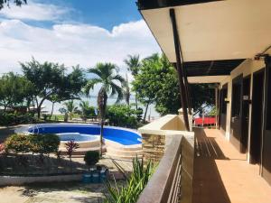 奥隆阿波苏比克大海度酒店的一座带游泳池和棕榈树的房子