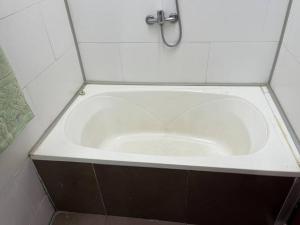 派桑杜Casa cabaña的白色瓷砖浴室内的白色浴缸