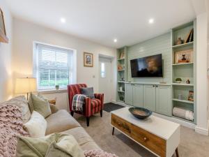 Llanfair-Dyffryn-ClwydRose Cottage的带沙发和电视的客厅