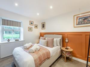 Llanfair-Dyffryn-ClwydRose Cottage的一间卧室配有带毛巾的床
