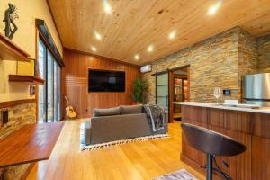 Cottonwood HeightsThe Cottonwoods Ski Cabin的带沙发和石墙的客厅