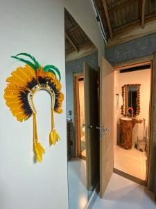 因巴塞Suítes Naldiane的浴室墙上的大向日葵装饰