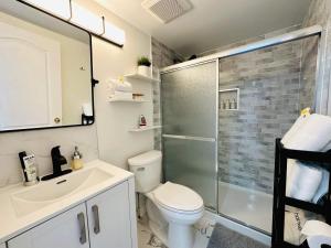温哥华2BR 1BA Guest Suite - Free Parking - Central Location w/ Mountain-View的浴室配有卫生间、淋浴和盥洗盆。
