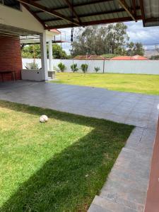 基多Casa de Campo Guayllabamba的放于草地上天井下的足球球