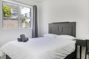 开普敦Inn & Out Express Sea Point的卧室设有一张白色大床和一扇窗户。