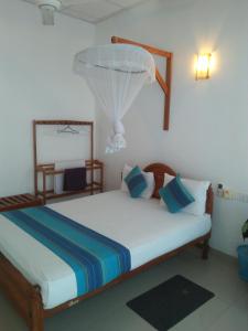 阿努拉德普勒MR Tourist Hotel的卧室配有一张床