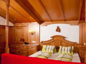 弗林肯贝格Adlerhorst , Gstan 31的一间卧室配有一张带两个枕头的木床