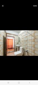 大吉岭Little Singamari Home Stay的客房内设有带水槽和卫生间的浴室