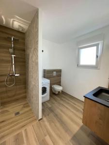 沙尔姆Appartement climatisé的带淋浴和卫生间的浴室。