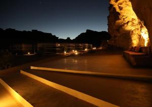 瓦迪拉姆Rum Planet Camp的享有夜间的桥景,配有灯光
