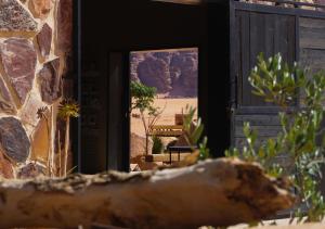 瓦迪拉姆Rum Planet Camp的通往享有沙漠景致的建筑的门道