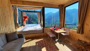 巴统Unique Boutique Hotel Near Batumi的一间配有沙发、一张床和窗户的客房