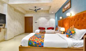 甘地讷格尔FabHotel Siddharth Corporate的一间卧室配有两张床和一台平面电视