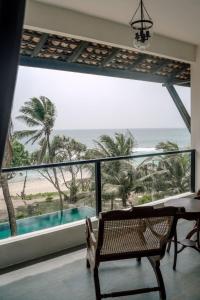 韦利格默Naomi Beach Resort - Adults only的客房设有大窗户,享有海滩美景