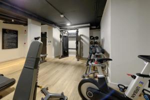 开普敦The Tokyo 708 - Family Studio的健身房设有2台跑步机和2辆健身自行车