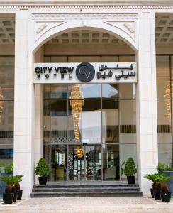 科威特City View Hotel- Managed by Arabian Link International的城市景观购物中心,上面有标志