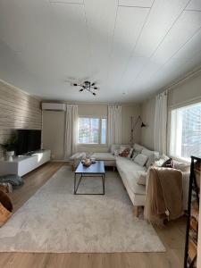 罗瓦涅米Villa Juuris的客厅配有沙发和桌子