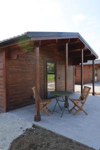 基拉尼Killarney Cabins ie, Stunning Timber Lodges的小屋前方设有一张桌子和两把椅子