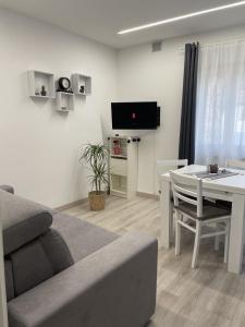 乌迪内Bnb apartment Ferrara的客厅配有沙发和桌子