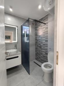 莱斯科瓦茨Nikolic Apartment 2的一间带卫生间和水槽的浴室