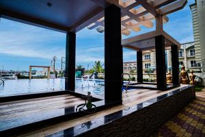 曼达莫尼Gogol Beach Resort的从带水上乐园的度假村的游泳池欣赏到风景