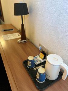 托尔西基里亚德玛娜瓦雷托西酒店的一张盘子,上面放着咖啡杯和三杯茶杯