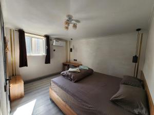 杜尚别绿屋旅舍的一间卧室设有一张大床和一个窗户。