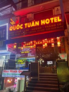 萨帕Quoc Tuan Hotel Sapa的一家餐厅,上面标有阅读 ⁇ 仔电车的标志
