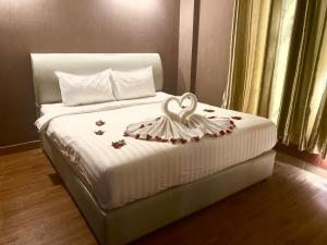 万象Sinakhone Vientiane Hotel的一间卧室配有一张床,拥有心灵装饰