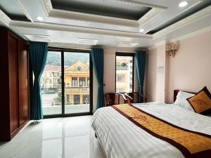 萨帕Quoc Tuan Hotel Sapa的一间卧室设有一张床和一个大窗户