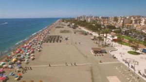 托雷德尔马尔A&C Torre del mar -Málaga 2 Room的海滩上有很多遮阳伞和海洋