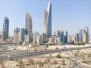 科威特City View Hotel- Managed by Arabian Link International的享有城市与高速公路和建筑的景色
