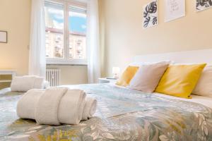 都灵Vista Mole, Centro a 15 min - Luxury Suites & fast WiFi的一间卧室配有一张带黄色枕头的大床