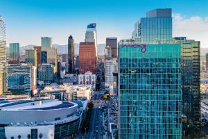 洛杉矶Moxy Downtown Los Angeles的建筑上标有红桃标志的城市景观