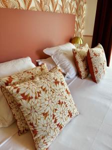 芒通伦敦酒店的一间卧室配有带枕头的床